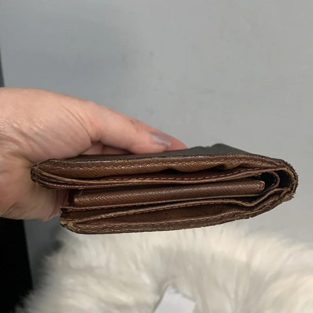Authentic Louis Vuitton men’s bilfold monogram wallet
